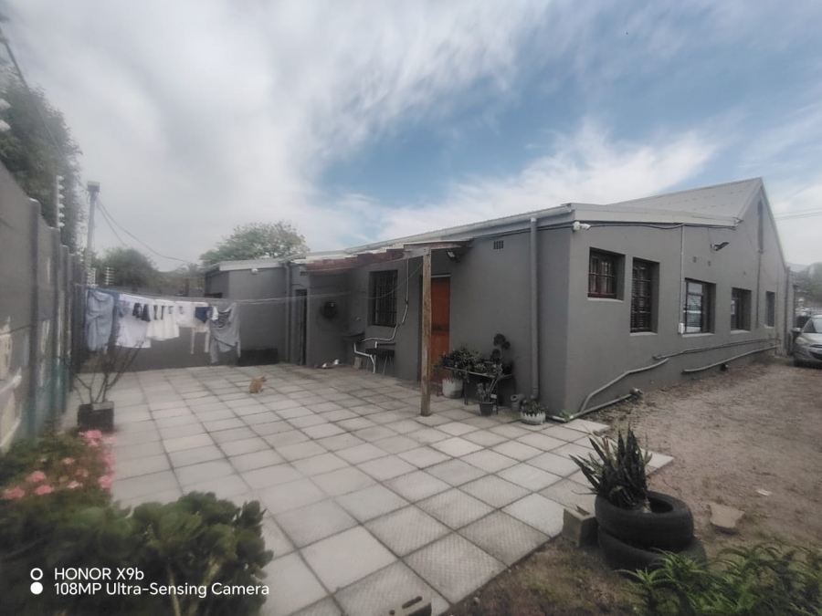 5 Bedroom Property for Sale in Wynberg Upper Western Cape